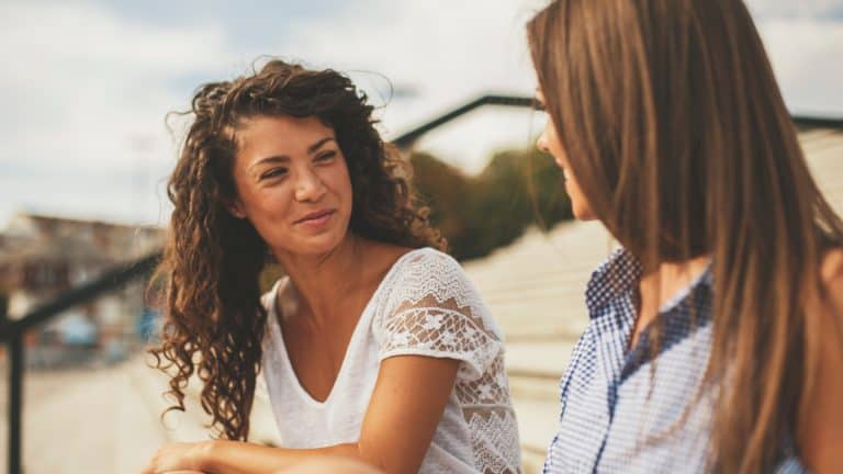 twee vrouwen in gesprek