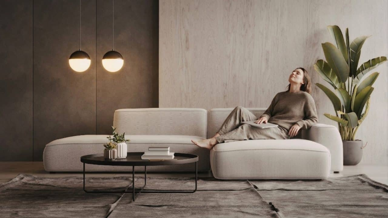 Persoon die bewust ontspant na werk om werk-privé balans en stressvermindering te ondersteunen