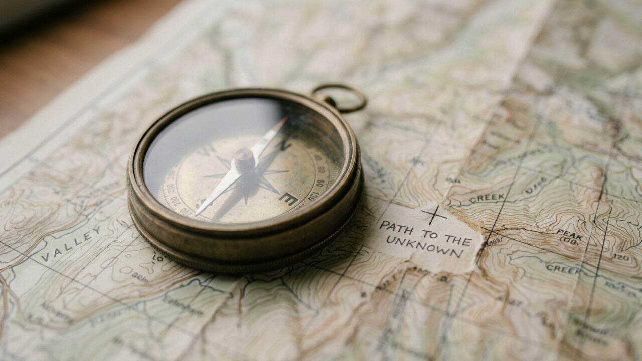 Kompas op kaart met onduidelijke richting als symbool voor intuïtie blokkade